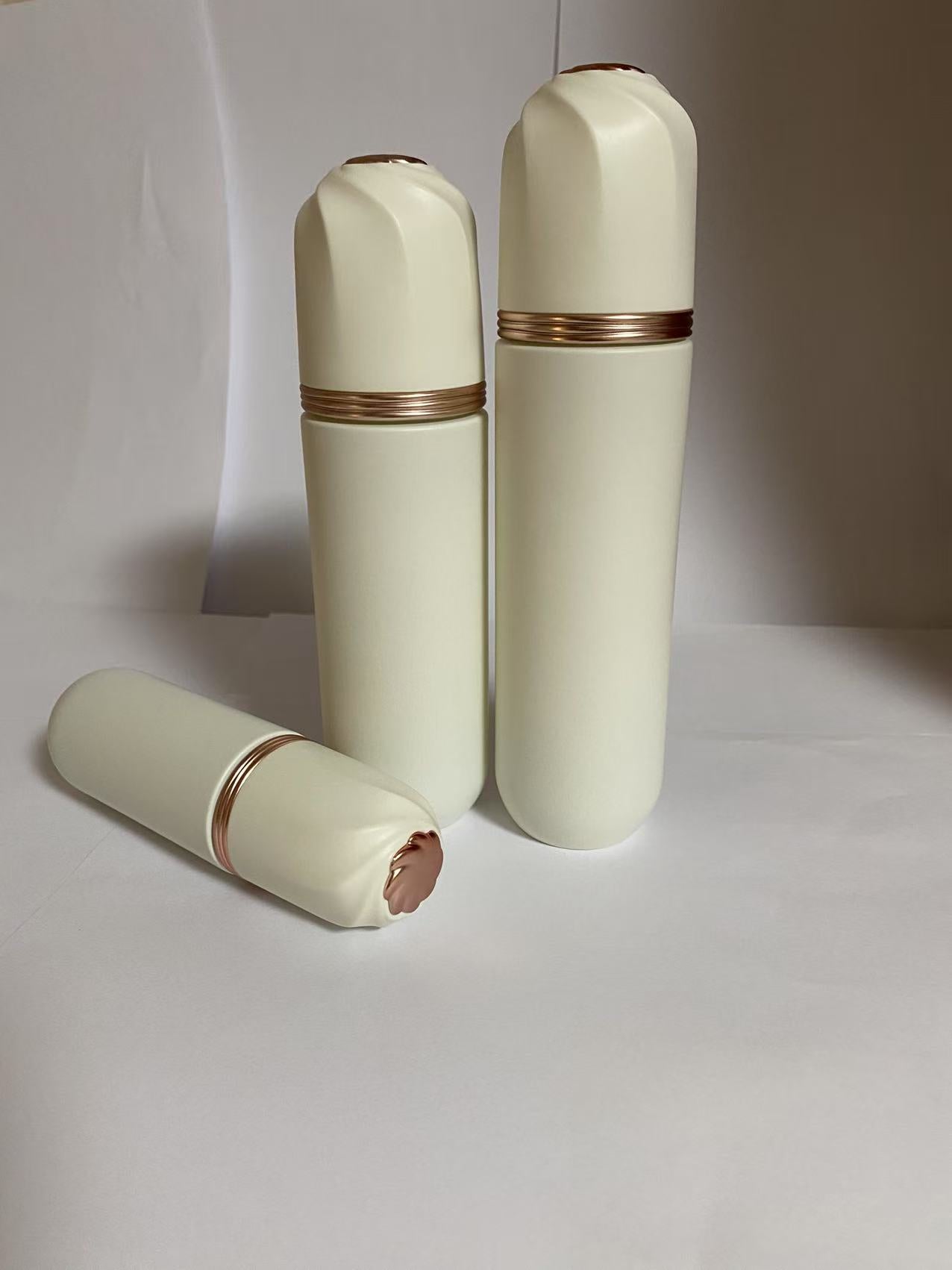2025 new style white printing cosmetic glass bottle with lotion pump wholesale skin care pacakge