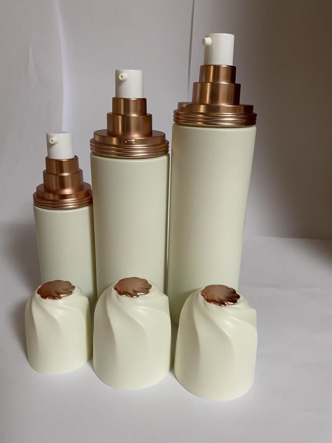 2025 new style white printing cosmetic glass bottle with lotion pump wholesale skin care pacakge