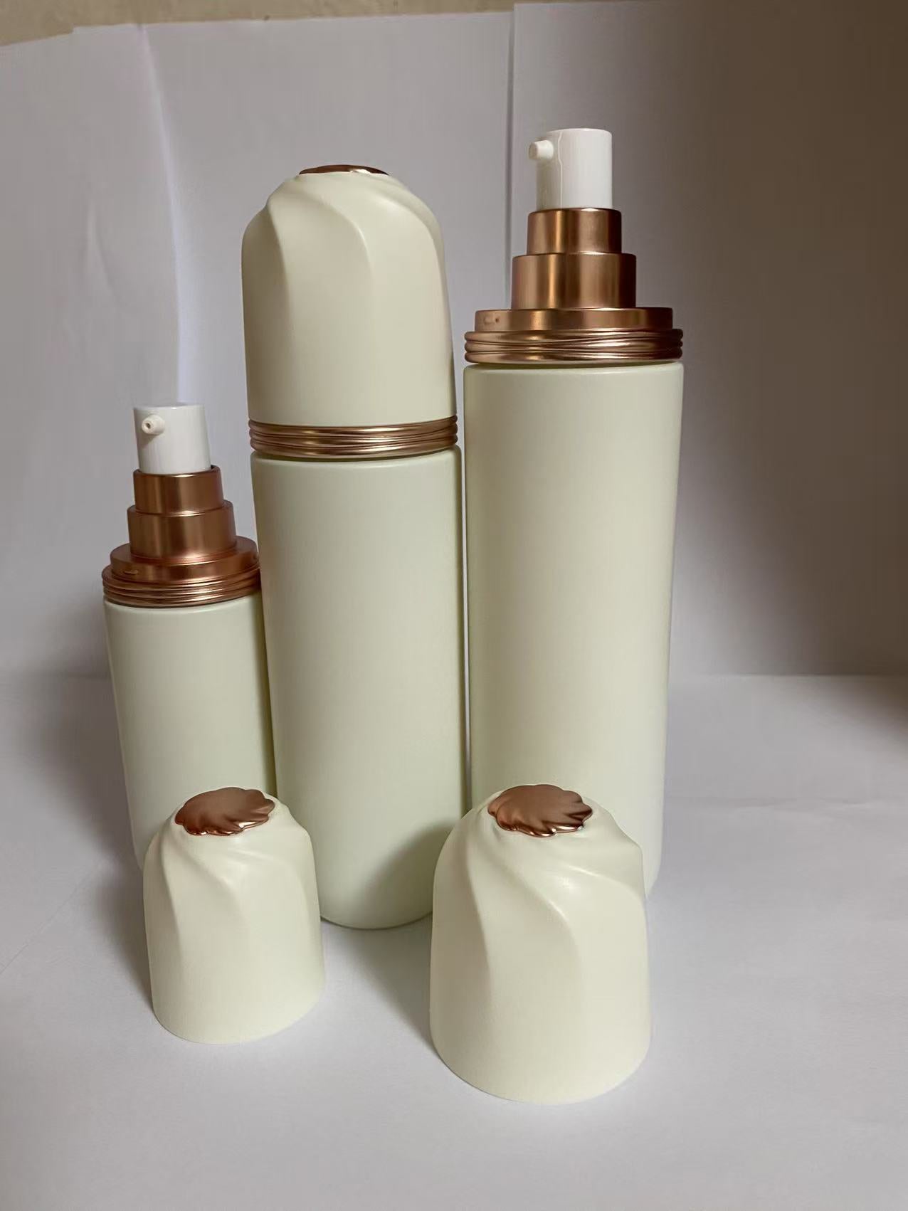 2025 new style white printing cosmetic glass bottle with lotion pump wholesale skin care pacakge