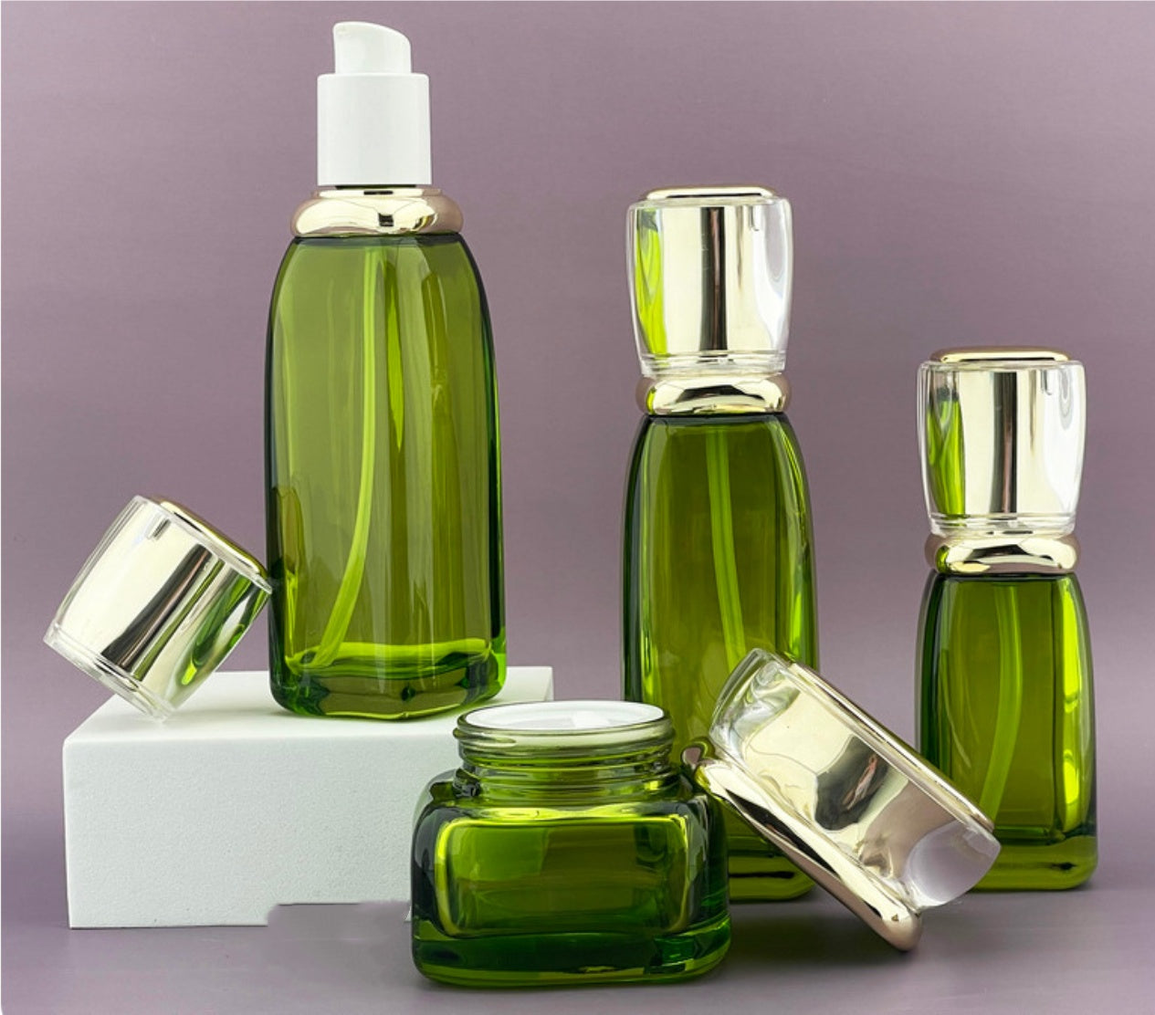 high quality luxury new style empty cosmetic green&nbsp; glass lotion bottles with press pump cosmetic bottles set skin care package&nbsp;