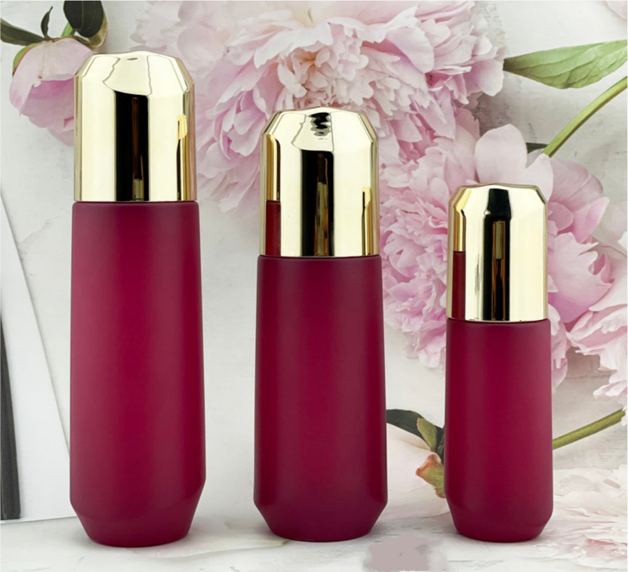 New style luxury rose red round glass lotion pump bottle cosmetic cream jar with screw lid wholesale&nbsp;