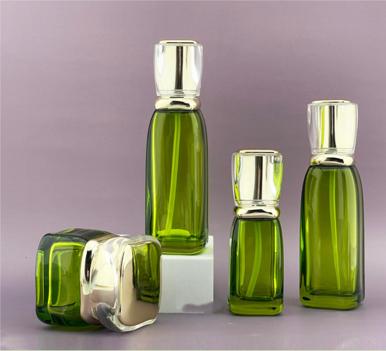 high quality luxury new style empty cosmetic green&nbsp; glass lotion bottles with press pump cosmetic bottles set skin care package&nbsp;