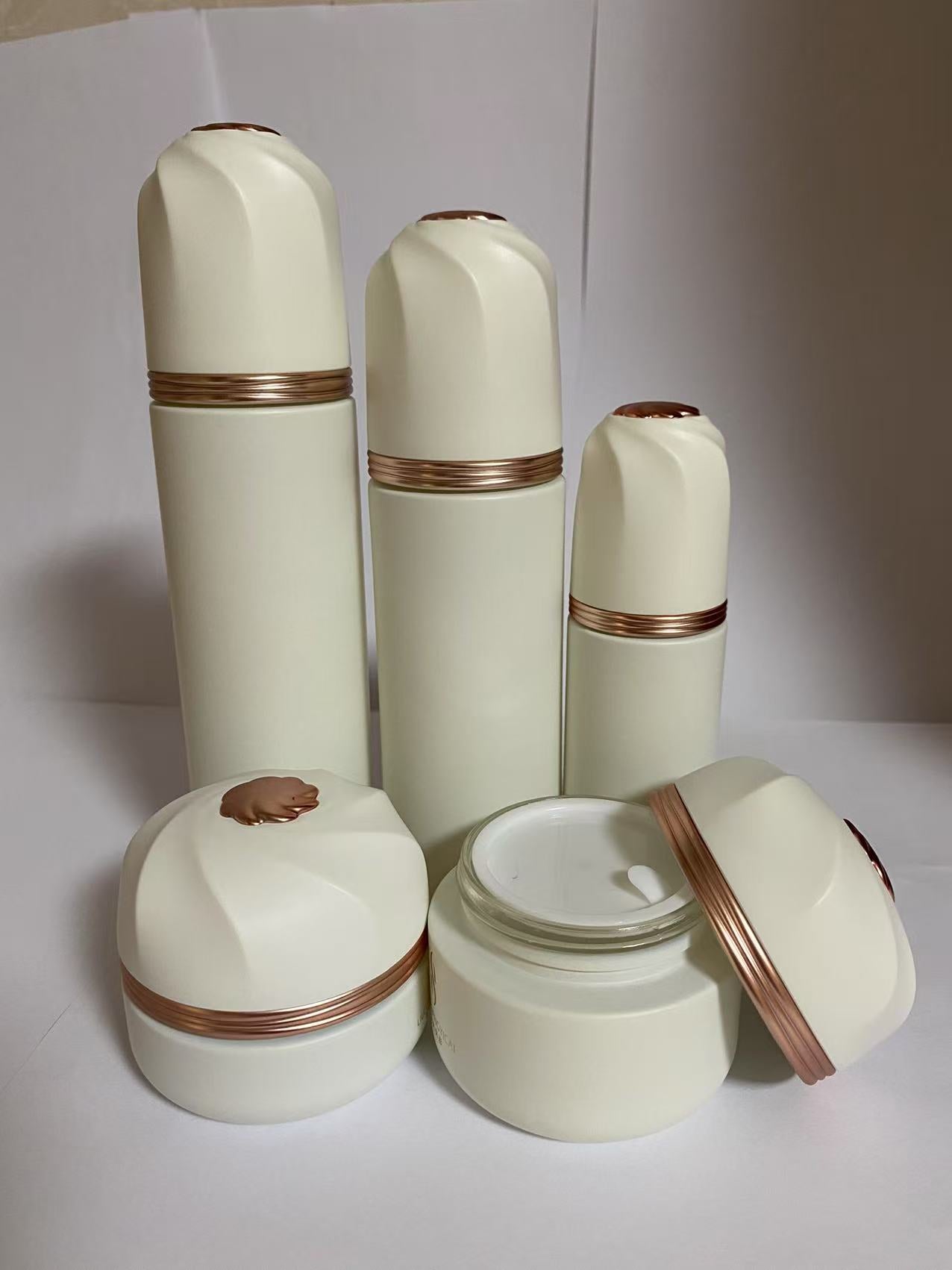 2025 new style white printing cosmetic glass bottle with lotion pump wholesale skin care pacakge