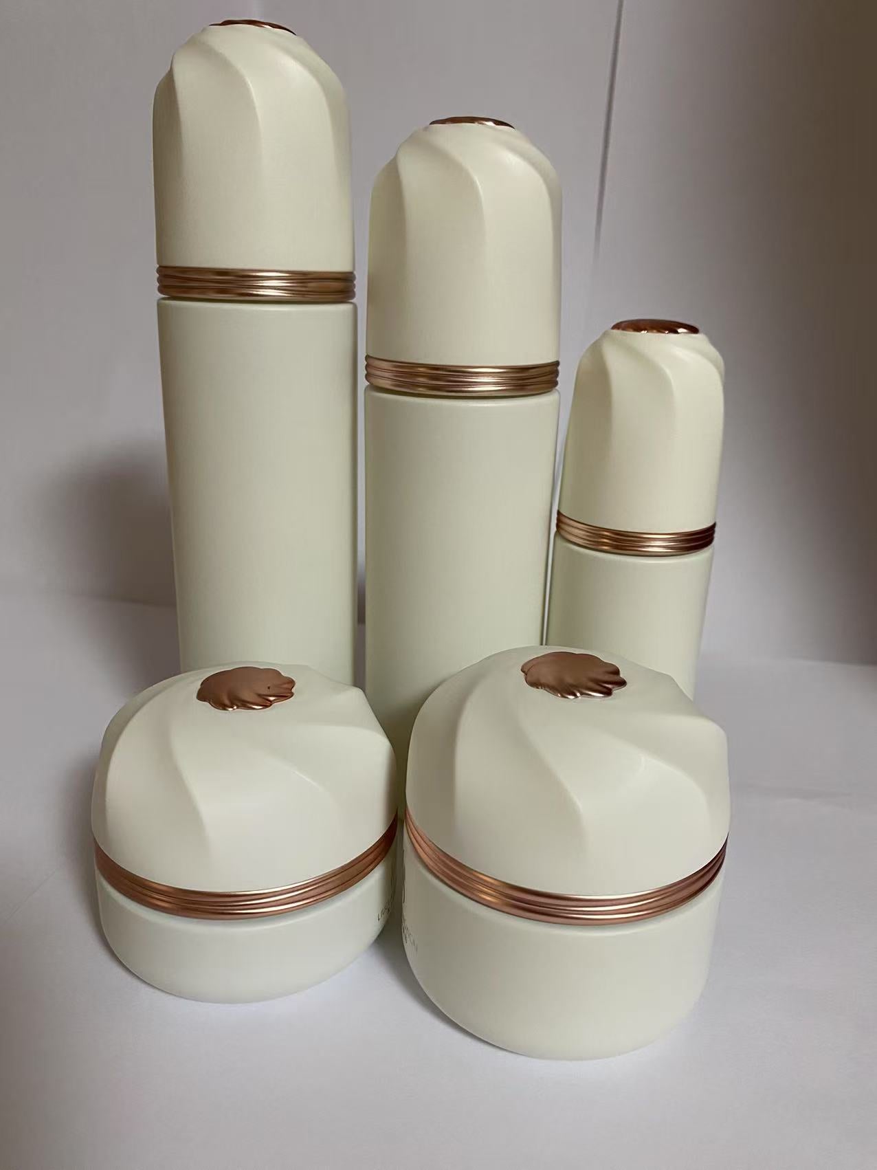 2025 new style white printing cosmetic glass bottle with lotion pump wholesale skin care pacakge