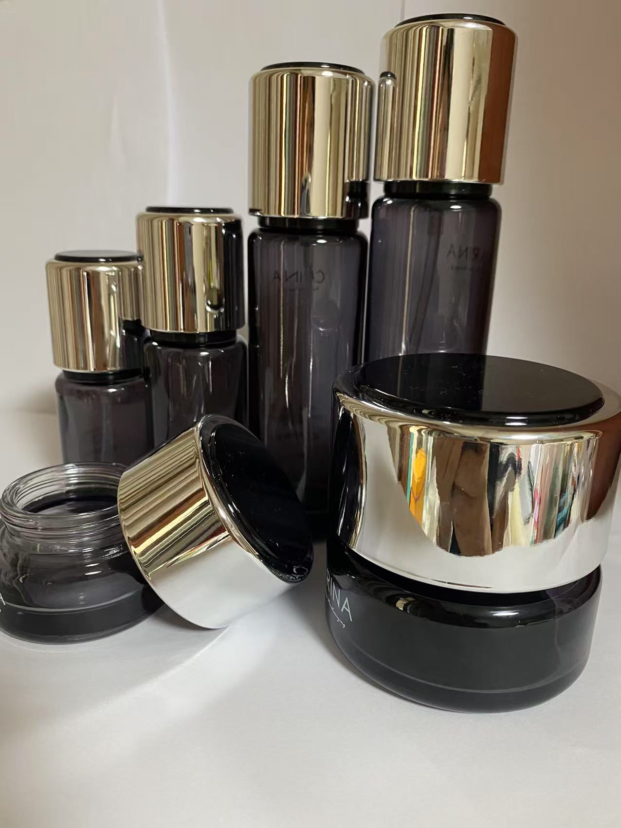 high quality empty black cosmetic glass lotion bottle cosmetic cream jar with lid wholesale